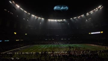 Es werde Licht: Ein Stromausfall im Mercedes-Benz-Superdome sorgt für eine unfreiwillige 40-minütige Unterbrechung des 47. Super Bowls in New Orleans.