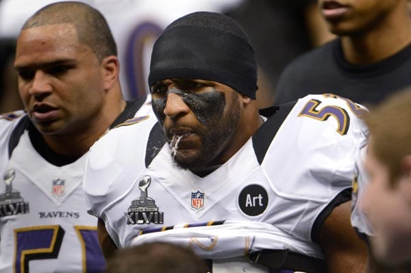Deutlich grimmiger schaut Ray Lewis drein: Der Linebacker der Ravens zeigt sich mit der für ihn typischen Kriegsbemalung.