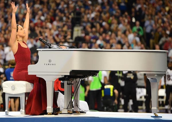 Gänsehaut-Feeling vor dem Kickoff: Alicia Keys singt die US-amerikansiche Nationalhymne.