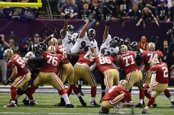 Zusatzpunkt für San Francisco: Kicker David Akers trifft ohne Probleme - trotz kollektiver Abwehrversuche der Baltimore Ravens.
