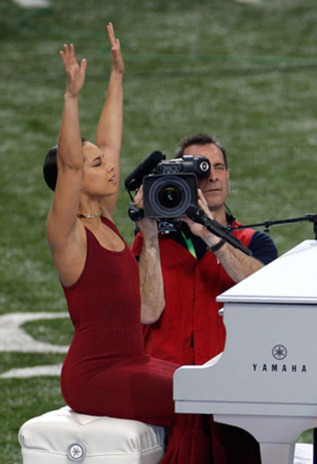 Alicia Keys gab ihre Version der Nationalhymne zum Besten.