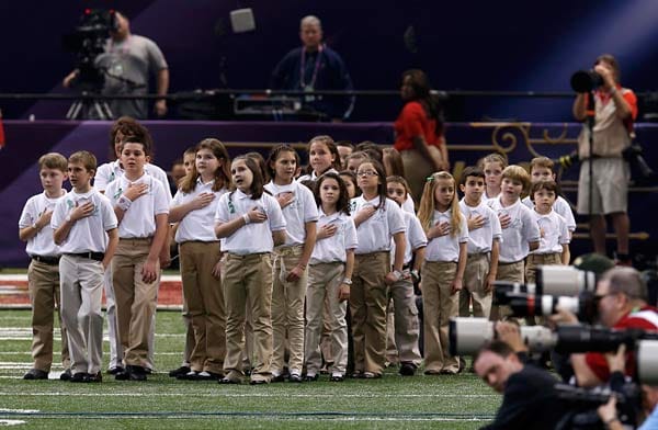 Emotionaler Showdown zu Beginn des Superbowl: Jennifer Hudson sang gemeinsam mit dem Chor der Sandy-Hook-Grundschule aus Connecticut den Song "America the Beautiful".