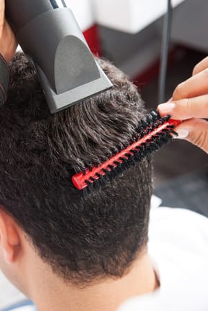 Wer Wert auf Qualität und modischen Lifestyle legt, der sollte bei der Frisur nicht sparen. In diesem Jahr zeigen die Haarstylings für Männer die perfekte Kombination aus technischer Perfektion und unübersehbarem Chic. Wandelbarkeit steht dabei an erster Stelle.