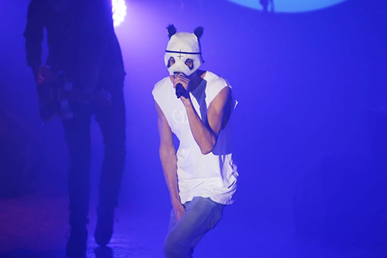 Was für Sido die silberne Totenkopf-Maske war, ist für Rapper Cro seine Pandabär-Maske. Seine Musik kennen seit 2012 Millionen, sein Gesicht hingegen nur wenige. Das kreative Multitalent hat sich schnell einen Namen gemacht und lieferte nach seinem Debüt-Hit "Easy" gleich weitere Chart-Hits nach.