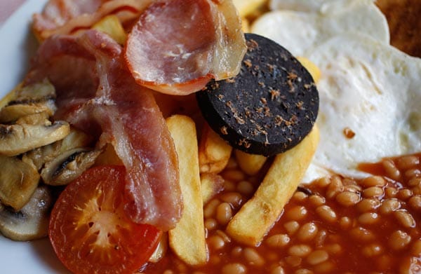 Der Klassiker ist das sogenannte Full English Breakfast, was übersetzt so viel heißt wie "Vollständiges Englisches Frühstück". Dabei handelt es sich um eine recht üppige, teils warme Mahlzeit in mehreren Gängen.
