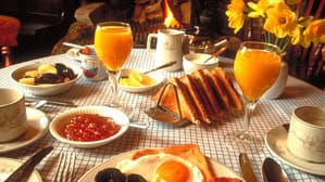 Dass das Englische Frühstück eine so energiereiche Angelegenheit ist, hat historische Gründe: "Eine reichhaltige Mahlzeit zu Beginn des Tages war als hervorragende Vorbereitung für die Arbeiter auf dem Feld oder in der Fabrik gedacht", sagt Dobson. "Das englische Frühstück gab ihnen die Energie und die Kalorien, die sie für einen langen Arbeitstag benötigten."