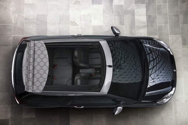 Das Dach verschwindet nicht komplett im Kofferraum, sondern faltet sich - wie beim Fiat 500 - an den zwei Längsholmen entlang zusammen. Also ist auch das DS3 Cabrio mehr Targa-Aquarium als Cabrio.