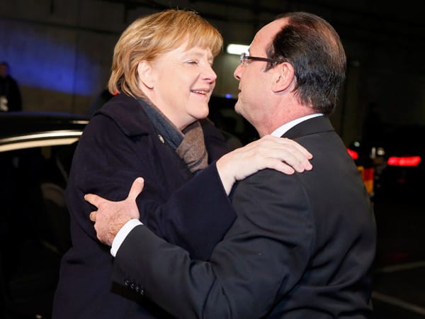 Beim Nachbarduell zwischen Frankreich und Deutschland wollen auch die Staatsoberhäupter der beiden Nationen dabei sein. Francois Hollande (re.) und Angela Merkel begrüßen sich herzlich.