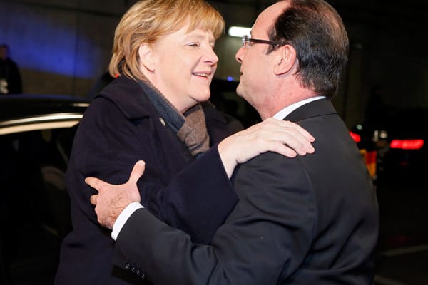 Beim Nachbarduell zwischen Frankreich und Deutschland wollen auch die Staatsoberhäupter der beiden Nationen dabei sein. Francois Hollande (re.) und Angela Merkel begrüßen sich herzlich.