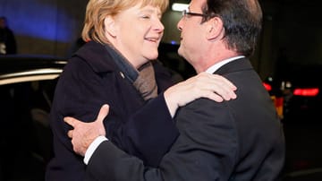 Beim Nachbarduell zwischen Frankreich und Deutschland wollen auch die Staatsoberhäupter der beiden Nationen dabei sein. Francois Hollande (re.) und Angela Merkel begrüßen sich herzlich.