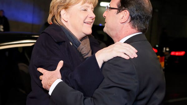 Beim Nachbarduell zwischen Frankreich und Deutschland wollen auch die Staatsoberhäupter der beiden Nationen dabei sein. Francois Hollande (re.) und Angela Merkel begrüßen sich herzlich.