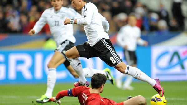 In Hälfte eins sehen die Zuschauer ein temporeiches Spiel. Vor allem das deutsche Team um Mesut Özil (Mitte, oben) kombiniert gefällig.