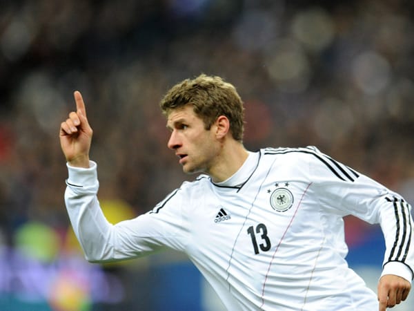 Kurz nach der Halbzeit schlägt die deutsche Mannschaft nach einem Ballgewinn von Ilkay Gündogan durch Thomas Müller zurück.