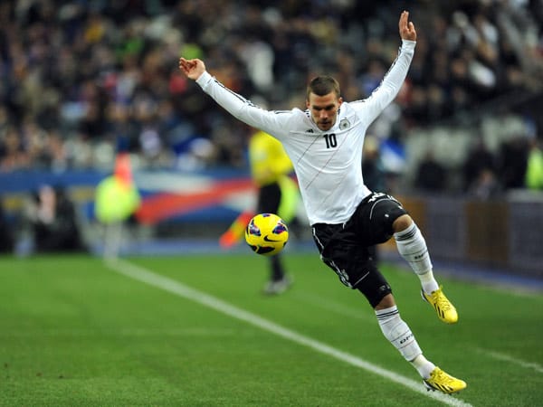 England-Legionär Lukas Podolski darf gegen die Equipe Tricolore mit dem Adler auf der Brust spielen.