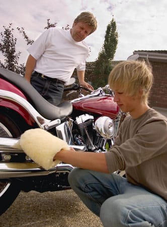 Eine regelmäßige Motorradwäsche pflegt und schützt vor Verschleiß