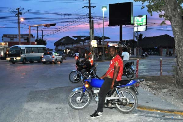 An der Kreuzung vor der Autowaschanlage D'Lujo in Friusa (bei Punta Cana).