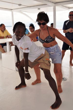 Auf dem Katamaran zur Insel Saona fordert ein Animateur die Touristen zum Tanzen auf.