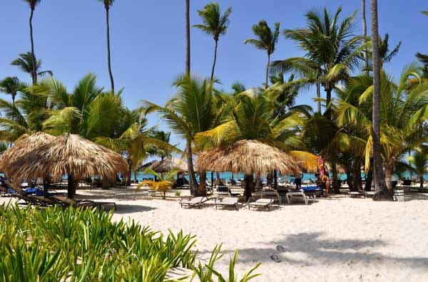 Touristen sonnen sich am Hotelstrand, Punta Cana.