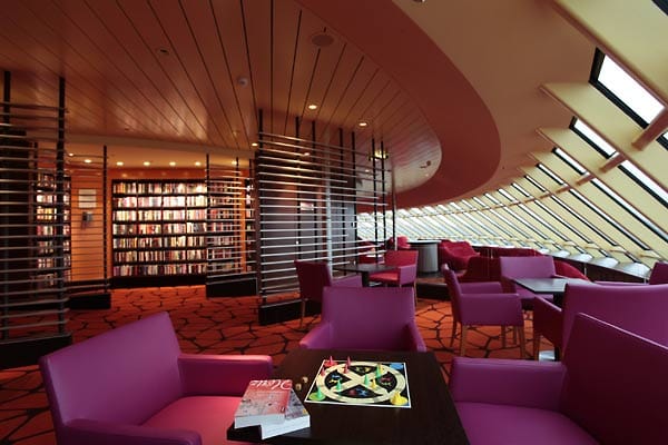Die Aida-Lounge ist für alle, die sich während der Kreuzfahrt mal mit einem Buch zurückziehen wollen. Auch für Brettspiele ist hier der richtige Ort.
