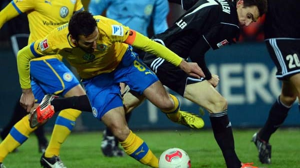 Der Braunschweiger Deniz Dogan (li.) kommt beim Zweikampf mit Aalens Marco Haller zu Fall.