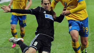 Während der Braunschweiger Ken Reichel (re.) Aalens Robert Lechleiter zu Boden ringt, kann dieser den Ball noch per Flanke loswerden.