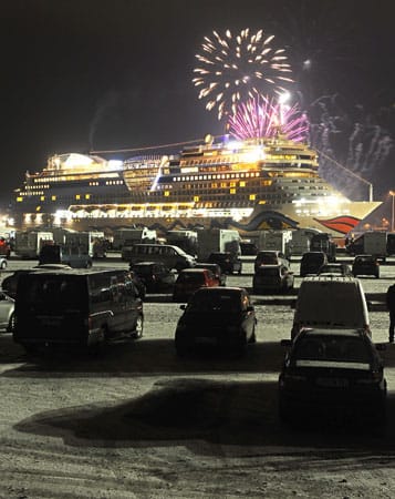 Mit einem Feuerwerk wurden die Schiffs-Fans belohnt. Das nächtliche Spektakel für die "AIDAstella" bildete den Auftakt für kommende Feierlichkeiten rund um das Schiff.
