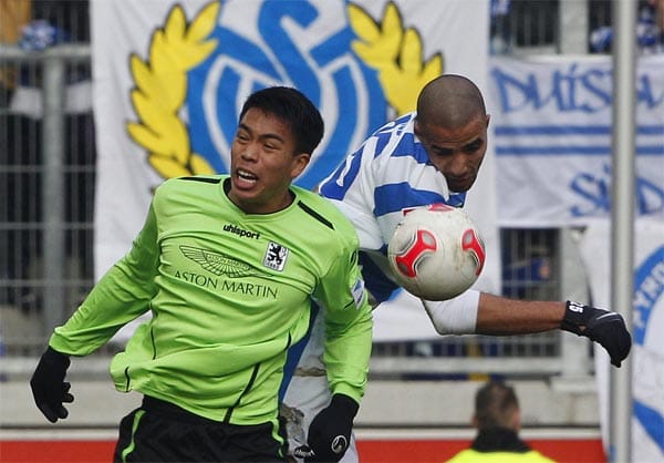 Hartes Luftduell: Der Münchner Bobby Wood (li.) und Adli Lachheb versuchen an den Ball zu kommen.