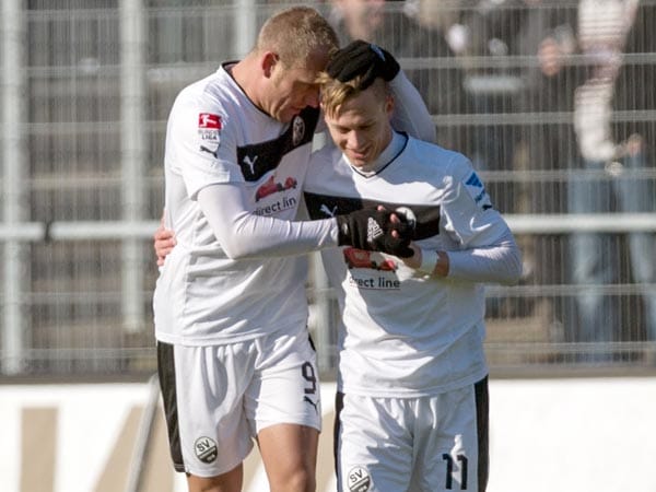 Sandhausens Frank Löning (li.) spielt gegen den FC St. Pauli groß auf. Hier jubelt er mit Julian Schauerte über sein Tor zum 1:0.