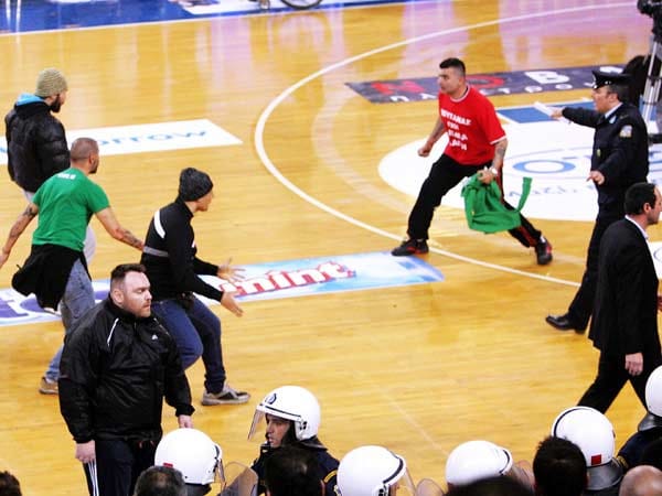 Beim griechischen Basketball-Pokal-Finale kommt zu schweren Ausschreitungen zwischen Fans der Teams von Olympiakos Piräus und Panathinaikos Athen. Anhänger der Mannschaften stürmen auf das Spielfeld.