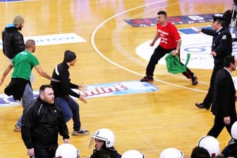 Beim griechischen Basketball-Pokal-Finale kommt zu schweren Ausschreitungen zwischen Fans der Teams von Olympiakos Piräus und Panathinaikos Athen. Anhänger der Mannschaften stürmen auf das Spielfeld.