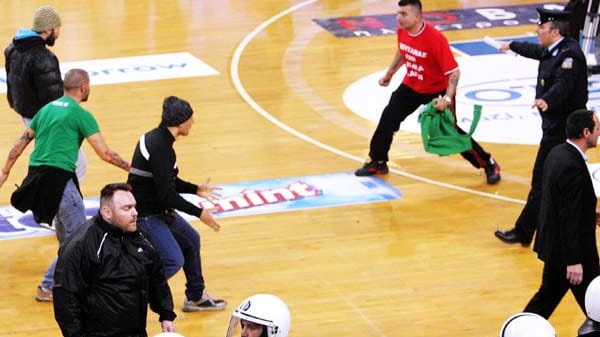 Beim griechischen Basketball-Pokal-Finale kommt zu schweren Ausschreitungen zwischen Fans der Teams von Olympiakos Piräus und Panathinaikos Athen. Anhänger der Mannschaften stürmen auf das Spielfeld.