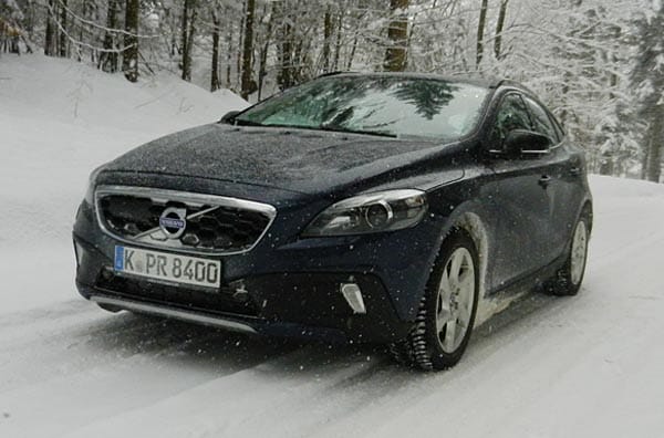 Selbst völlig verschneite Wegen sind für den Schweden-Allradler Volvo V40 Cross Country kein Problem.