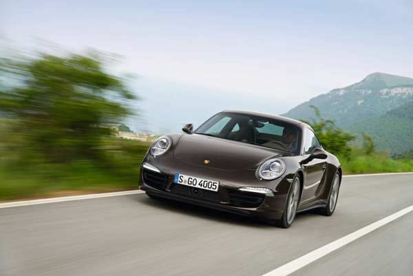 Ein Porsche 911 fährt über eine Straße (Symbolbild): Mit einem Fahrzeug der selben Reihe ist ein Mann in Stuttgart beim Rasen erwischt worden.