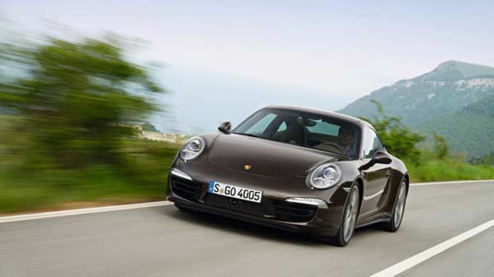 Ein Porsche 911 fährt über eine Straße (Symbolbild): Mit einem Fahrzeug der selben Reihe ist ein Mann in Stuttgart beim Rasen erwischt worden.