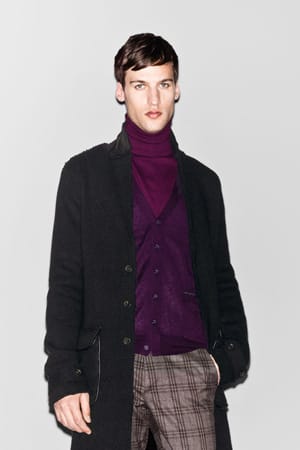 Wenn der Rest des Outfits elegant und pur ist, dann darf der Rollkragen-Pullover ruhig mit Farbe punkten. Leuchtendes Violett ist im Moment sehr angesagt und ein echter Blickfang.