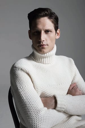 Pullover aus Grobstrick halten extra warm. Wählen Sie ein Modell mit einem regelmäßigen Muster, dann wirkt der Pullover noch immer sehr elegant.
