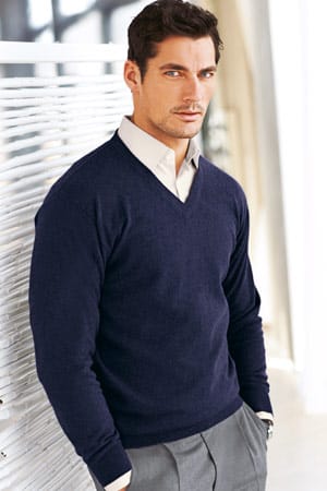 Pullover mit V-Ausschnitt passen wunderbar zu Hemd und sind so ideal fürs Büro. Achten Sie lediglich darauf, dass der Ausschnitt nicht zu tief und damit zu feminin ist.