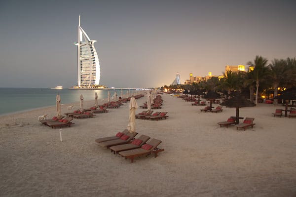 In den Emiraten lässt sich derzeit nicht nur günstiger Urlaub machen. Es ist auch deutlich wärmer. Schon im Februar liegt man bei 25 Grad im Liegestuhl und planscht in 22 Grad warmen Wasser.