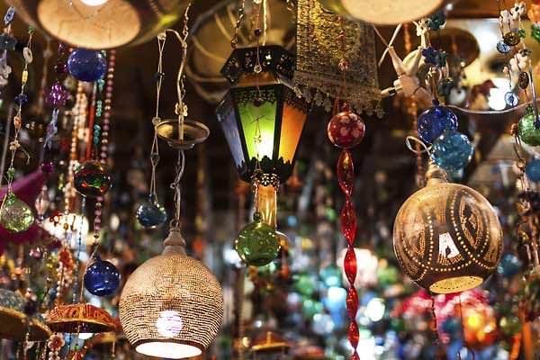 Das derzeitige Trendziel im arabischen Raum bietet seinen Touristen nicht nur Luxus und Superlativen. Auf traditionellen Märkten kann man in die wunderbar bunte Welt des Orients abtauchen.