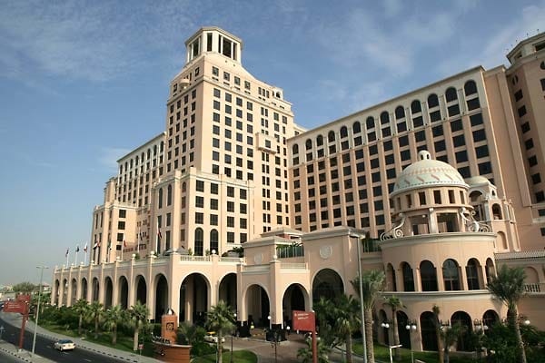 "Dubai ist das Mallorca des Ostens." So bringt es Dietmar Gunz, Chef der Münchner FTI Touristik, auf den Punkt. Hier das Kempinski-Hotel.