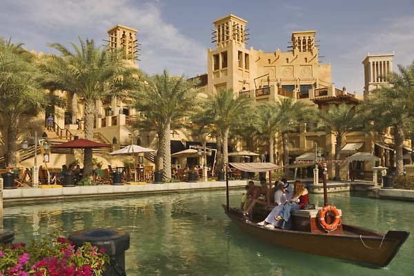 Wer Ferien auf Fünfsterneniveau zum günstigen Preis machen will, der kommt augenblicklich an den Emiraten nicht vorbei. Das schicke Hotel "Jumeirah Souk" hat seinen Gästen einiges zu bieten. So können Sie sich dort zum Beispiel mit einem Wassertaxi transportieren lassen.