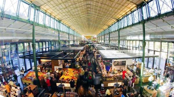 Wo waren eigentlich all die Hallen, während die Leute lieber zum Discounter gingen? In München lag die "Schranne" feinsäuberlich gestapelt auf dem Bauhof. Jahrzehntelang dämmerten die gusseisernen Säulen der 120 Jahre alten Markthalle vor sich hin.