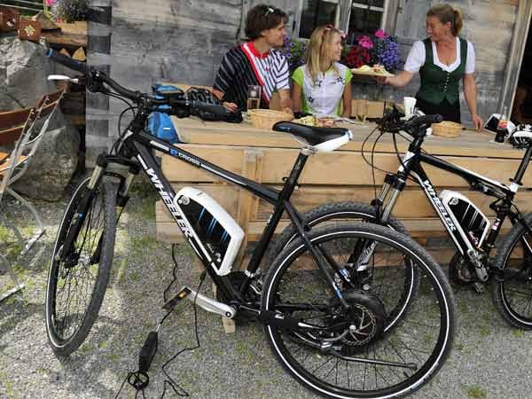 Der Elektrofahrrad-Akku sollte regelmäßig aufgeladen werden