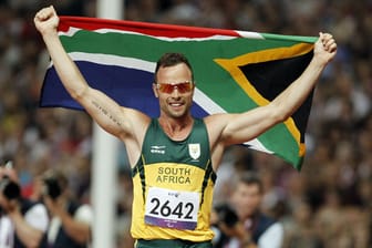 Oscar Leonard Carl Pistorius wurde 1986 in Südafrika geboren und gilt es bekanntester Behindertensportler der Welt. Sich selbst bezeichnet er nicht als behindert, sondern nur als "ohne Beine".