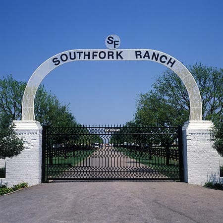Wenn in den achtziger Jahren um 21.45 Uhr das Ohrwurm-Signal ertönte und sich nach dem Schwenk über die Skyline von Dallas die weißen Gatter der Southfork-Ranch öffneten, saßen einfach alle auf dem Sofa und guckten - ein Lagerfeuergefühl.