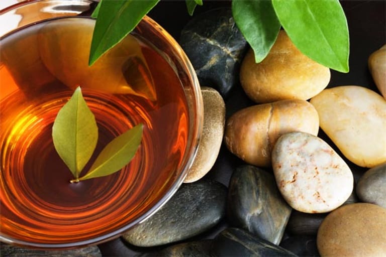 Der Legende nach fielen im Jahre 2737 v. Chr. dem chinesischen Kaiser Shen Nung ein paar grüne Blätter in sein heißes Wasser. Er fand das Getränk sehr wohlschmeckend und anregend. Es waren die Blätter des Teebaums, und somit soll mehr oder weniger zufällig der Tee entdeckt worden sein.