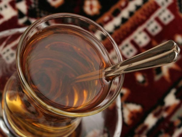 Im Orient eine Tasse Tee abzulehnen, wäre eine Beleidigung. Den Gästen Tee anzubieten gilt dort als Symbol der Gastfreundschaft. Meist wird der Tee in einem sogenannten Çaydanlık – zwei übereinander gestapelten Kannen – zubereitet. In die obere Kanne werden Teeblätter gegeben, in der unteren, deckellosen Kanne kocht man das Wasser. Die Blätter, die im Dampf ihr Aroma entfalten, werden dann mit dem Wasser übergossen. Dieser Tee ist recht stark und wird nach Belieben mit Wasser verdünnt und gesüßt.