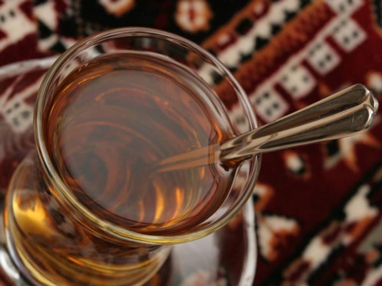 Im Orient eine Tasse Tee abzulehnen, wäre eine Beleidigung. Den Gästen Tee anzubieten gilt dort als Symbol der Gastfreundschaft. Meist wird der Tee in einem sogenannten Çaydanlık – zwei übereinander gestapelten Kannen – zubereitet. In die obere Kanne werden Teeblätter gegeben, in der unteren, deckellosen Kanne kocht man das Wasser. Die Blätter, die im Dampf ihr Aroma entfalten, werden dann mit dem Wasser übergossen. Dieser Tee ist recht stark und wird nach Belieben mit Wasser verdünnt und gesüßt.
