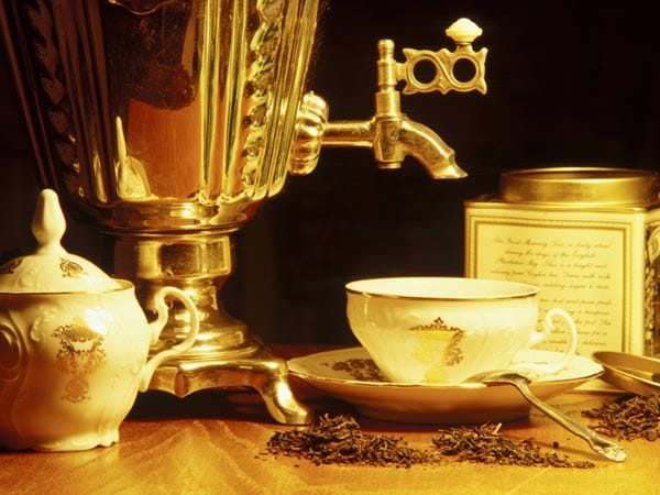 Nach Russland kam der Tee im 17. Jahrhundert. Vorerst kam ausschließlich die Zarenfamilie in den Genuss des Getränks und der Tee schaffte es nur langsam, sich auch in der Bevölkerung zu etablieren. In Moskau beschimpfte man Teetrinker sogar verächtlich "Wassersäufer". Traditionell wird in Russland schwarzer Tee in einem Samowar ("Selbstkocher") zu einem recht bitteren Sud verkocht, der anschließend mit warmem Wasser verdünnt wird. Dazu wird löffelweise Marmelade gelutscht.