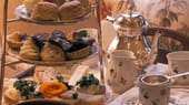 Briten lieben ihren Tee, und das möglichst kräftig und mit Milch. Queen Anne machte das Getränk populär, und schnell entstanden Teegärten, in denen sich die feine Gesellschaft bei Tanztees amüsierte. Unter Queen Victoria etablierte sich der sogenannte Five O'Clock Tea, der auch heute noch von vielen Briten als tägliche Auszeit zelebriert wird. Diese Mahlzeit besteht außer Tee noch aus jeder Menge Sandwiches, Gebäck und Pralinen, da die Hofdamen damit ihren Hunger bis zum Dinner überbrücken wollten.